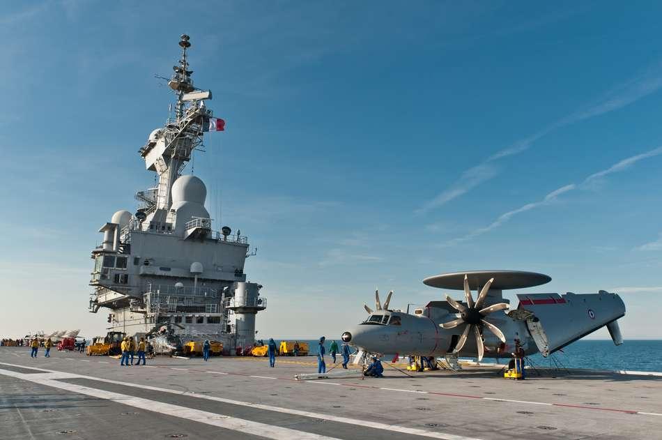 Porte-avion : à quoi correspondent les couleurs des gilets portés par les  marins sur le pont ? 