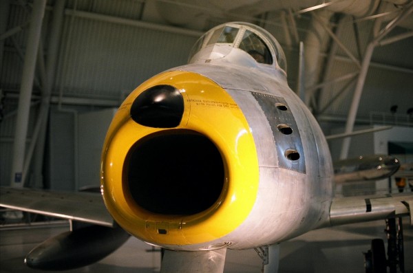 le F-86 sabre exemple des premiers avion a reaction equiper de mitrailleuse