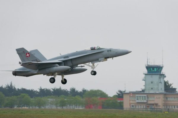 F/A-18 Hornet des Troupes d'Aviation en approche du tarmac de Landivisiau.