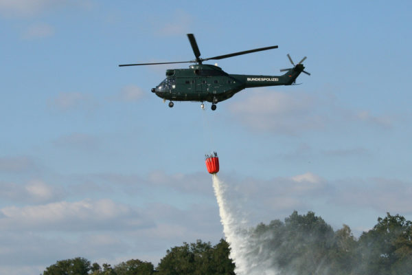 Aérospatiale SA-330J de la police fédérale allemande, utilisé comme bombardier d'eau au moyen d'un Bambi Bucket.