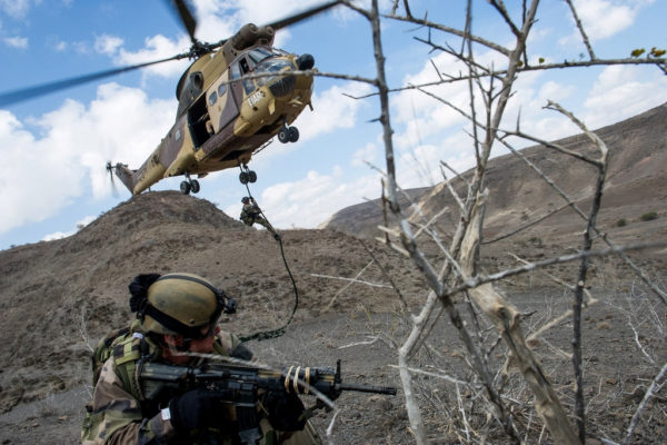 Puma de l'Armée de Terre déposant des commandos lors d'un exercice à Djibouti en 2013.