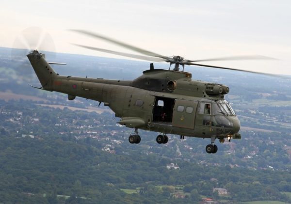 En vol au-dessus d'un paysage typiquement anglais, un Puma HC Mk-1 de la RAF.