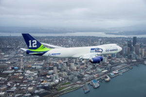 Boeing 747-8 aux couleurs des Seattle Seahawks, l'équipe locale de football américain.