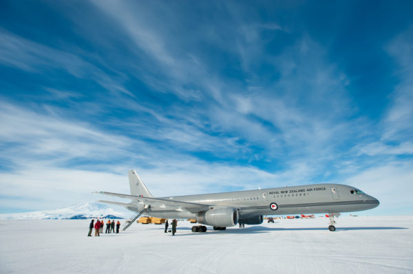 La silhouette de l'avion se détache bien du blanc immaculé de l'Antarctique.