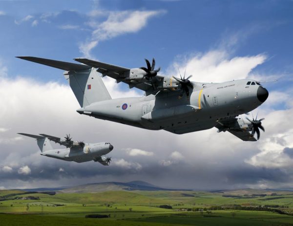 Vue d'artiste présentant deux futurs A-400M aux couleurs de la RAF.