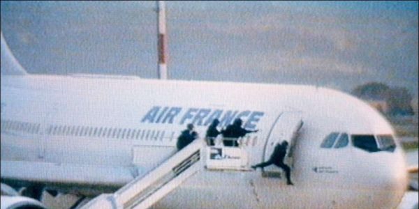 Certainement l'image la plus célèbre de ce 26 décembre 1994 : le GIGN à l'assaut de l'Airbus.