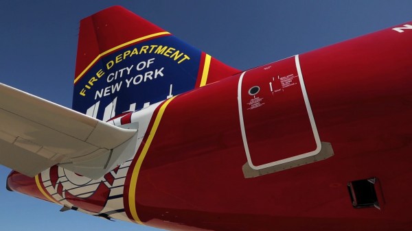 Gros plan sur l'empennage spécialement décoré de l'avion.