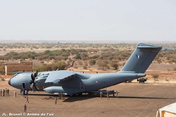 L'A400M Atlas sur le tarmac de Bamako.