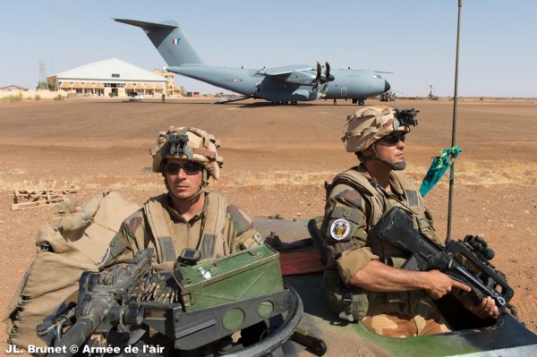 L'Atlas F-RBAB sous bonne garde des soldats français de Serval.