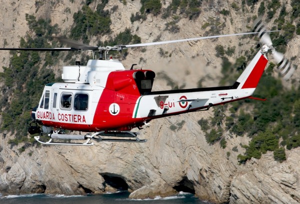 Agusta-Bell AB-412 des gardes-côtes italiens. Notez le FLIR et le phare de recherche visibles sous le nez.