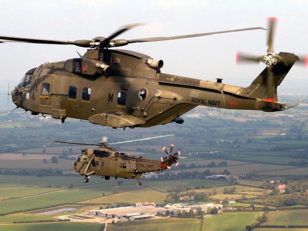 Merlin et Sea King en patrouille. Remarquez les marquages Royal Navy.