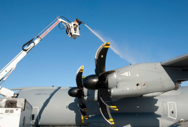 Un technicien canadien dégivre les ailes de l'Airbus A400M Atlas français.