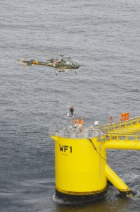 Une Alouette III militaire portugaise lors d'un exercice d'évacuation en haute mer en juillet 2014.