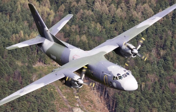 Cette vue du dessus de l'avion permet d'admirer son arête dorsale ainsi que l'envergure générale.