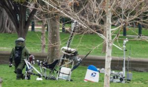 Un démineur de la police américaine s'active autour du Bensen B-8.