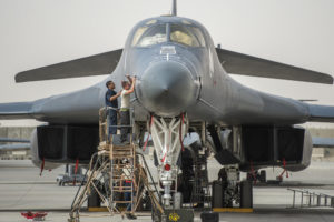 Une équipe de mécanos américains s'active autour d'un Lancer au Qatar.