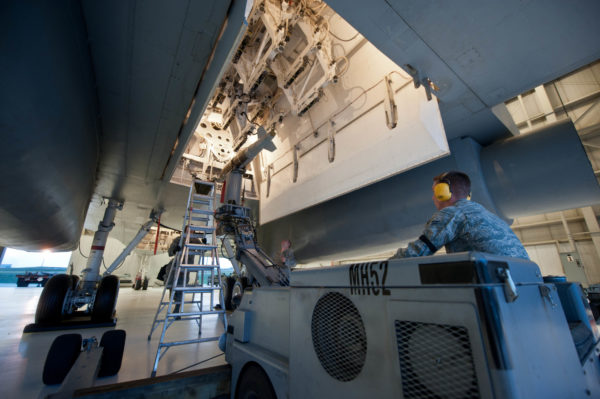 Chargement de la bombe GBU-10 dans la soute du Rockwell B-1B.