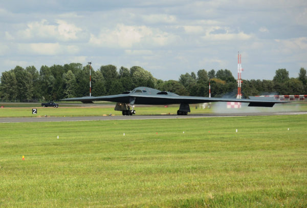 Un des deux Northrop B-2A se pose sur le tarmac anglais de Fairford.