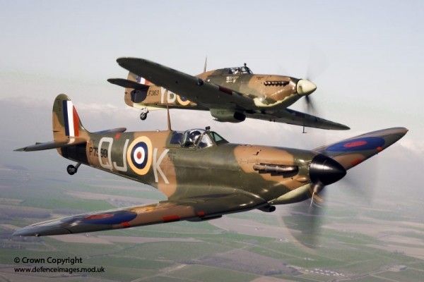 Spitfire et Hurricane de la RAF en vol de conserve en 2010.