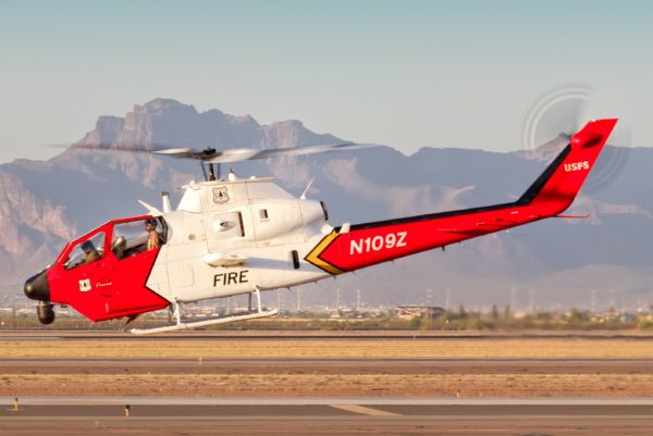 Bell 209 Fire Cobra au départ d'une mission de reconnaissance sur feu de forêts dans l'ouest américain.