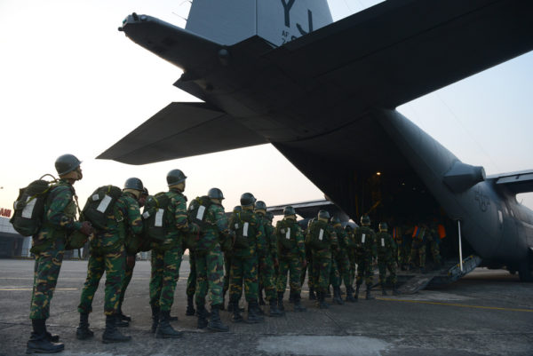 Des paras bangladais embarquent à bord d'un Hercules de l'US Air Force.