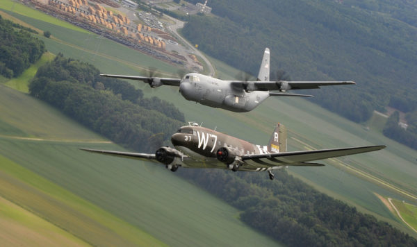 Deux véritables vedettes volantes, le Dakota et le Super Hercules côte à côte. 