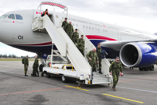 Des militaires canadiens débarque en Corse depuis leur CC-150 Polaris.