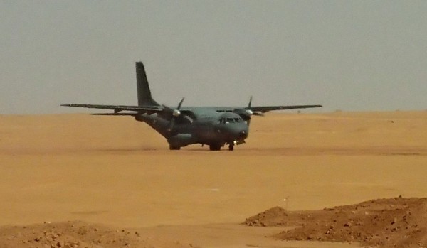 Casa CN-235M de l'Armée de l'Air, au roulage sur le "tarmac" de la BAT de Madama.