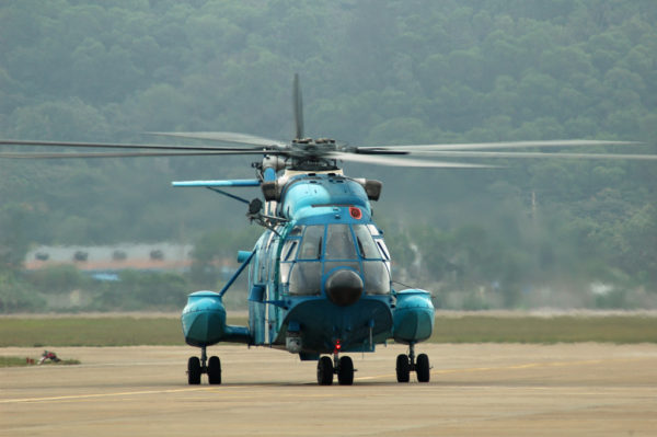 Hélicoptère de sauvetage Changhe Z-8 de la marine chinoise. Remarquez le FLIR installé sous l'intrados.