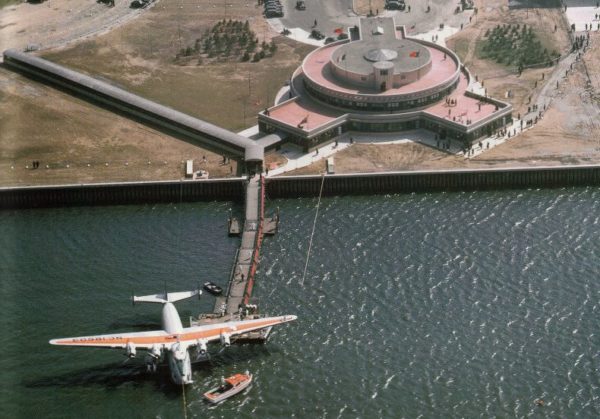 Clipper La Guardia Terminal 19