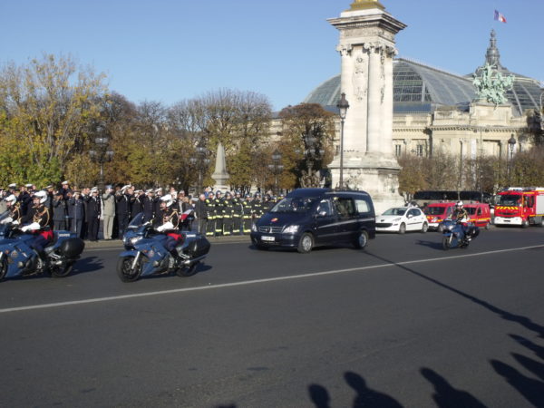 La dépouille de Thomas Dupuy franchit le pont Alexandre III sous escorte de la Garde Républicaine.