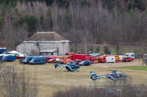 Une partie des hélicoptères de sauvetage, au milieu des véhicules de soutien des pompiers français.