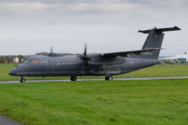 Sur ce Dash 8 de Dynamic Aviation les marquages militaires et l'immatriculation civile apparaissent clairement.