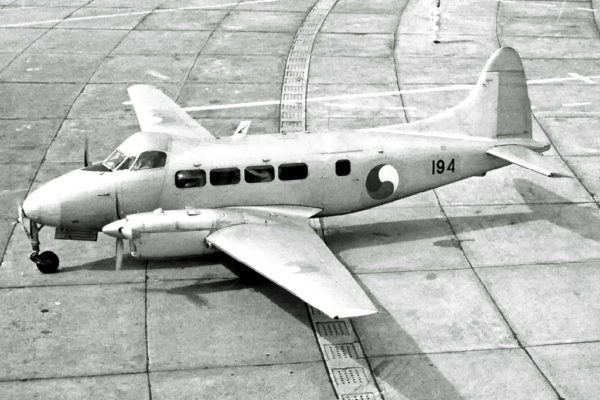 L'un des deux Dove de patmar, vu dans les années 1960 alors qu'il remplissait des missions de transport.