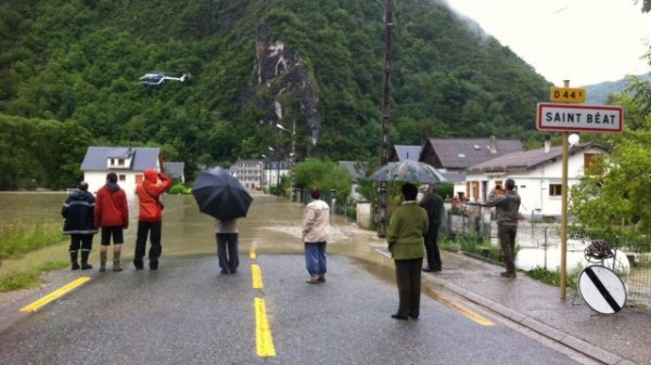 Un Eurocopter EC145 de la Gendarmerie survole le village sinistré Haut Garonnais de Saint-Béat