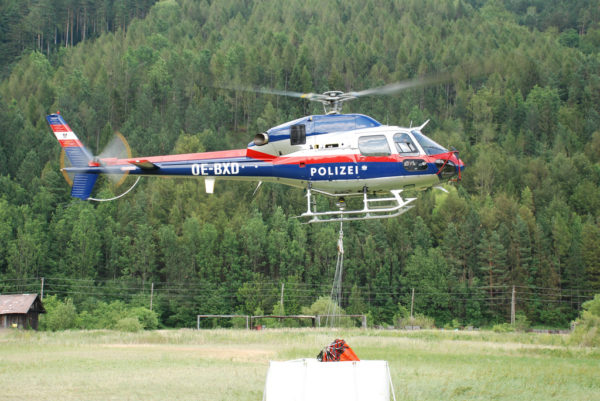 Un Ecureuil biturbine de la police autrichienne fait une démonstration avec son Bambi Bucket.