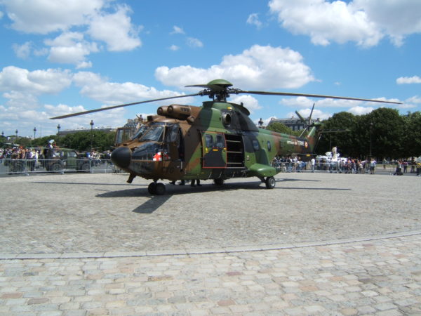 AS-532 Cougar présenté au public sur l'esplanade des Invalides le 14 juillet 2008.