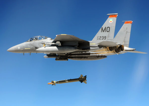 En cas d'intervention le McDonnell Douglas F-15E démontrerait encore sa puissance de feu et sa polyvalence.