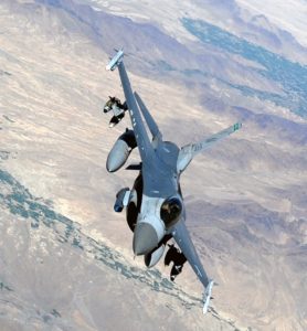 Les légendaires "pattes courtes" du F-16 ne seront bientôt plus qu'un mauvais souvenir pour les pilotes américains engagés au-dessus de l'Irak.