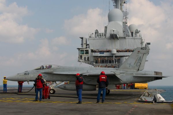 Un Super Hornet de la VFA-105 devant le château du porte-avions français.