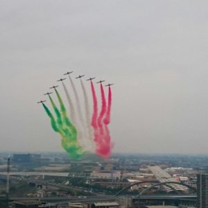 Les Aermacchi MB-339 italiens survolent Milan.