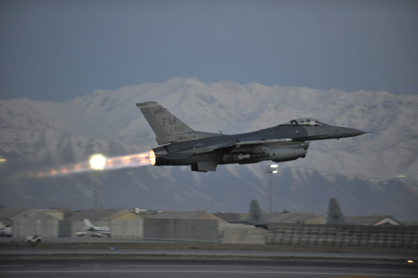 Postcombustion allumé ce F-16C de l'US Air Force s'arrache du tarmac de Bagram.