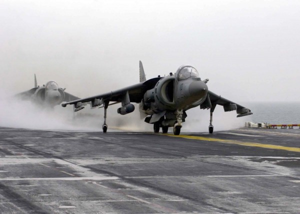 Harrier II de l'unité VMA-542 en opération sur le pont de l'USS Bataan.