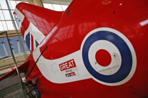 Gros plan sur le nouvel empennage et la cocarde d'un Hawk des Red Arrows.