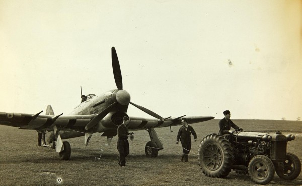 Un Typhoon Mk-IB est tracté avant son armement. Remarquez ses bandes d'invasion sous les ailes.