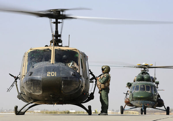 Huey et Hip parés pour le décollage. Une photo qu'on pourrait croire vieille de plus de vingt cinq ans. Mais non ces hélicos volent actuellement ensemble en Irak.