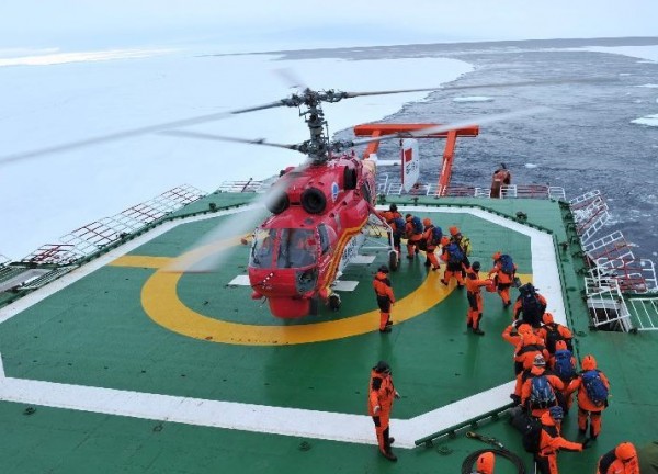 L'hélicoptère de sauvetage Ka-32C sur le pont du brise-glace Xue Long.