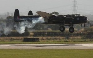 Le Lancaster incendié à l'atterrissage.