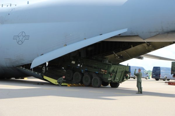 Malgré sa taille plus que respectable le M1126 Strycker paraît tout petit à la sortie de la soute du C-5 Galaxy.