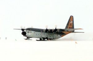 Un LC-130F de la VXE-6 à l'atterrissage.